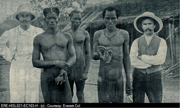 Les pasteurs Edgar Stannard (à g.) et John Harris, avec trois Congolais leur apportant les preuves des atrocités.